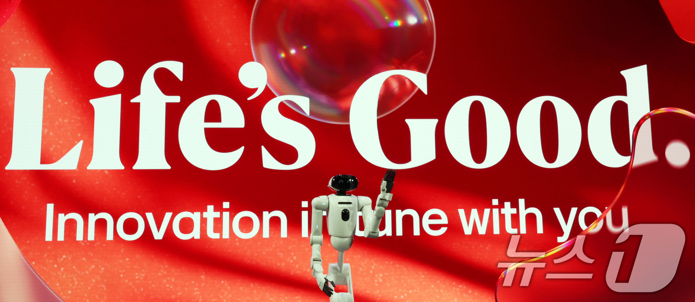 (라스베이거스(미국)=뉴스1) 황기선 기자 = 5일(현지시간) 미국 네바다주 라스베이거스 만달레이베이 호텔에서 열린 CES 2026 'LG전자 미디어컨퍼런스'에서 AI 홈로봇 'L …