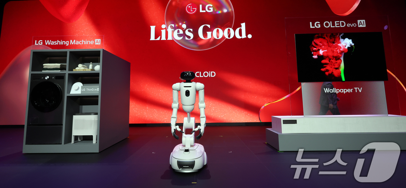 (라스베이거스(미국)=뉴스1) 황기선 기자 = 5일(현지시간) 미국 네바다주 라스베이거스 만달레이베이 호텔에서 열린 CES 2026 'LG전자 미디어컨퍼런스'에서 AI 홈로봇 'L …