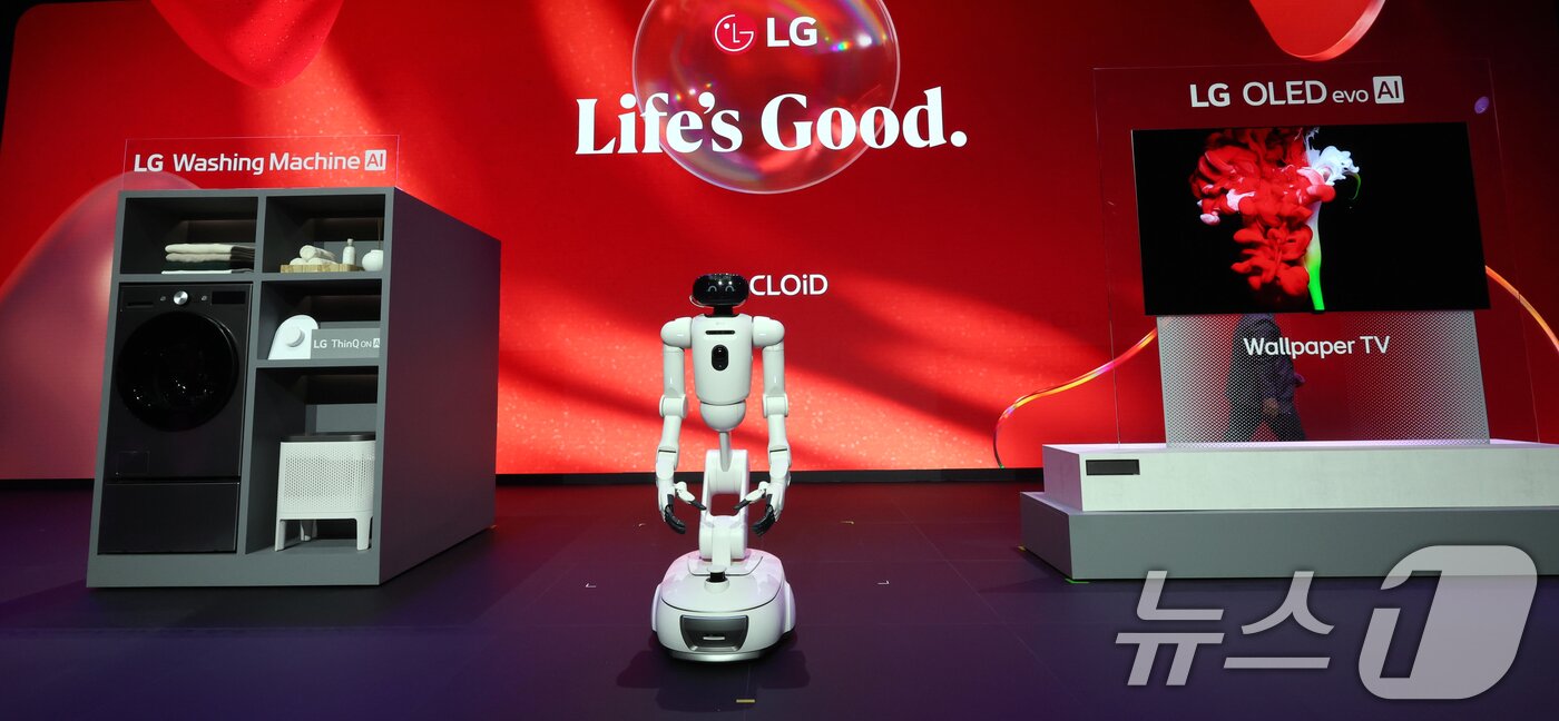 본문 이미지 - 5일(현지시간) 미국 네바다주 라스베이거스 만달레이베이 호텔에서 열린 CES 2026 'LG전자 미디어컨퍼런스'에서 AI 홈로봇 'LG 클로이드'와 무선 월페이퍼 TV, AI 세탁기가 소개되고 있다. 2026.1.6/뉴스1 ⓒ News1 황기선 기자