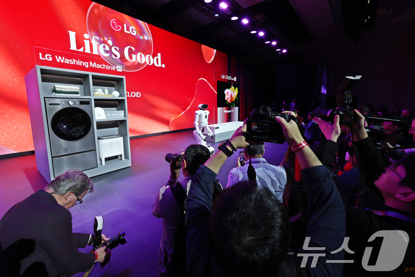 (라스베이거스(미국)=뉴스1) 황기선 기자 = 5일(현지시간) 미국 네바다주 라스베이거스 만달레이베이 호텔에서 열린 CES 2026 'LG전자 미디어컨퍼런스'에서 AI 홈로봇 'L …