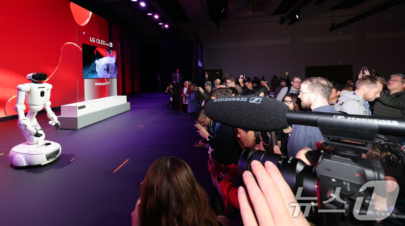 (라스베이거스(미국)=뉴스1) 황기선 기자 = 5일(현지시간) 미국 네바다주 라스베이거스 만달레이베이 호텔에서 열린 CES 2026 'LG전자 미디어컨퍼런스'에서 AI 홈로봇 'L …