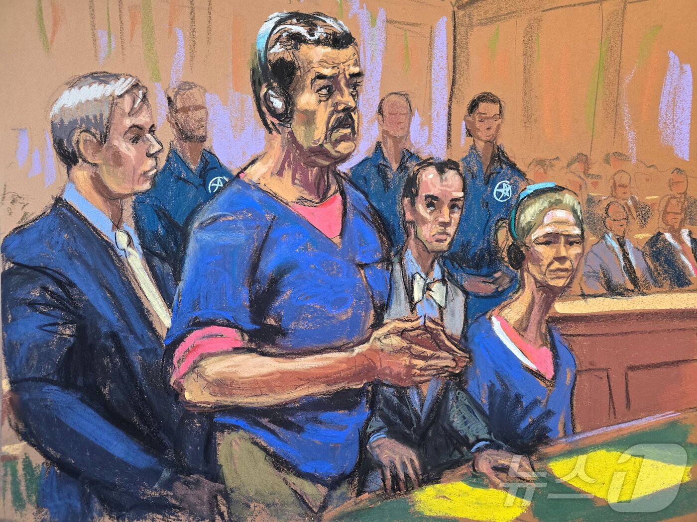 본문 이미지 - 5일(현지시간) 미국 뉴욕 맨해튼 소재 연방 법원에서 열린 니콜라스 마두로 베네수엘라 대통령과 부인 실리아 플로레스의 기소인부심문(Arraignment) 스케치. 기소인부심문은 피고인에게 적용된 혐의를 고지하고 유죄 인정 여부를 묻는 절차로 미국 법무부는 마두로에게 △마약 테러 공모 △코카인 수입 공모 △기관총 및 파괴 장치 소지 △기관총 및 파괴 장치 소지 공모 등 4개 혐의를 적용했다. 아내 실리아 또한 코카인 수입 공모 등 3개 혐의로 기소됐다. (제인 로젠버그 스케치) 2026.1.5 ⓒ 로이터=뉴스1