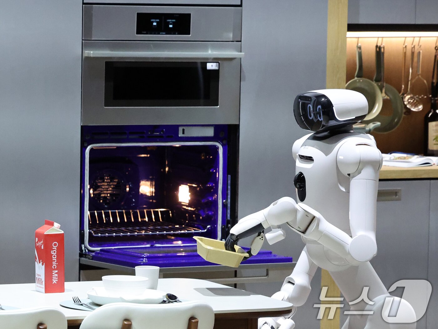 본문 이미지 - 세계 최대 IT(정보기술)·가전 전시회 'CES 2026' 개막을 하루 앞둔 5일(현지시간) 미국 네바다주 라스베이거스 컨벤션센터(LVCC)에서 열린 LG전자 사전 부스투어에서 AI 홈로봇 'LG 클로이드'가 아침식사를 준비하고 있다. 2026.1.6/뉴스1 ⓒ News1 황기선 기자