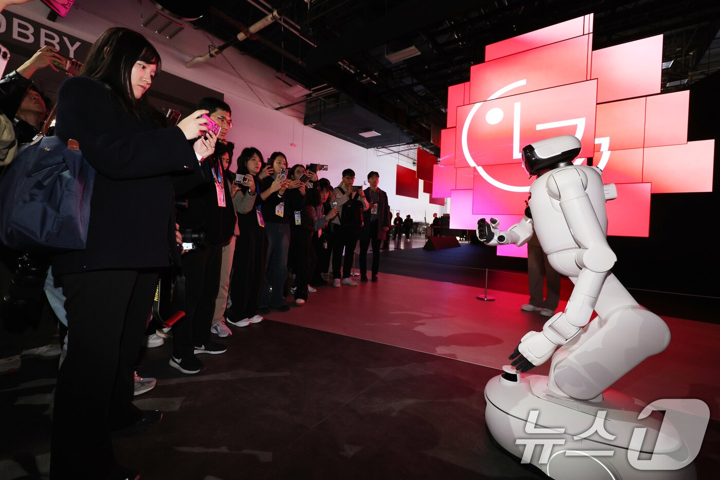 본문 이미지 - 세계 최대 IT(정보기술)·가전 전시회 'CES 2026' 개막을 하루 앞둔 5일(현지시간) 미국 네바다주 라스베이거스 컨벤션센터(LVCC)에서 열린 LG전자 사전 부스투어에서 AI 홈로봇 'LG 클로이드'가 관람객을 안내하고 있다. 2026.1.6/뉴스1 ⓒ News1 황기선 기자