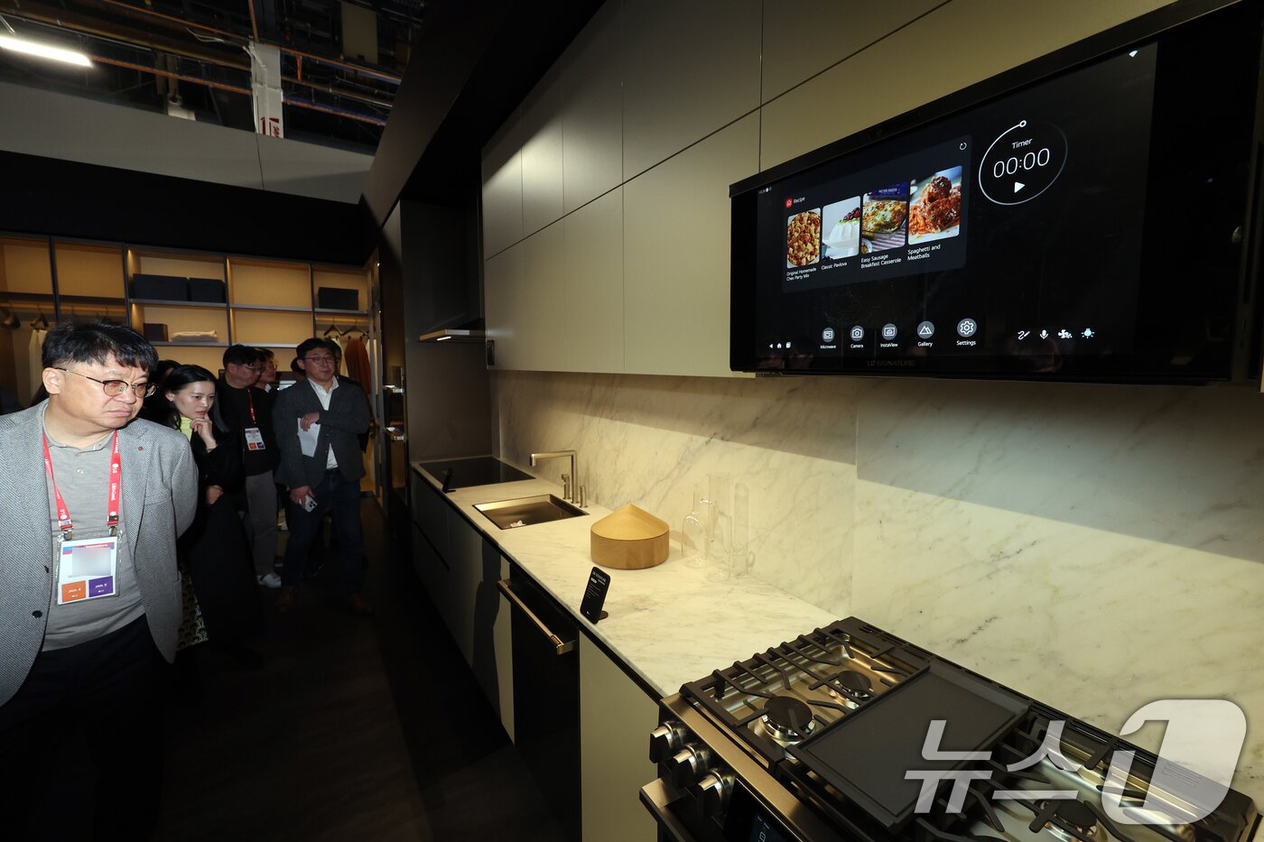 본문 이미지 - 세계 최대 IT(정보기술)·가전 전시회 'CES 2026' 개막을 하루 앞둔 5일(현지시간) 미국 네바다주 라스베이거스 컨벤션센터(LVCC)에서 열린 LG전자 사전 부스투어에서 관람객들이 부스를 둘러보고 있다. 2026.1.6/뉴스1 ⓒ News1 황기선 기자