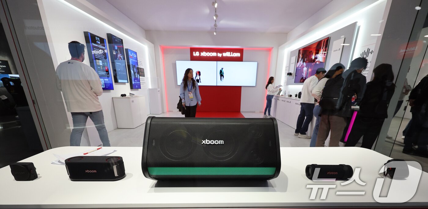 본문 이미지 - 세계 최대 IT(정보기술)·가전 전시회 'CES 2026' 개막을 하루 앞둔 5일(현지시간) 미국 네바다주 라스베이거스 컨벤션센터(LVCC)에서 열린 LG전자 사전 부스투어에서 관람객들이 부스를 둘러보고 있다. 2026.1.6/뉴스1 ⓒ News1 황기선 기자