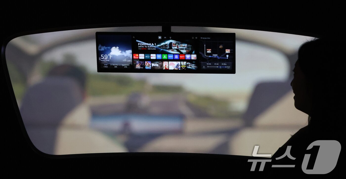 본문 이미지 - 세계 최대 IT(정보기술)·가전 전시회 'CES 2026' 개막을 하루 앞둔 5일(현지시간) 미국 네바다주 라스베이거스 컨벤션센터(LVCC)에서 열린 LG전자 사전 부스투어에서 관람객들이 부스를 둘러보고 있다. 2026.1.6/뉴스1 ⓒ News1 황기선 기자