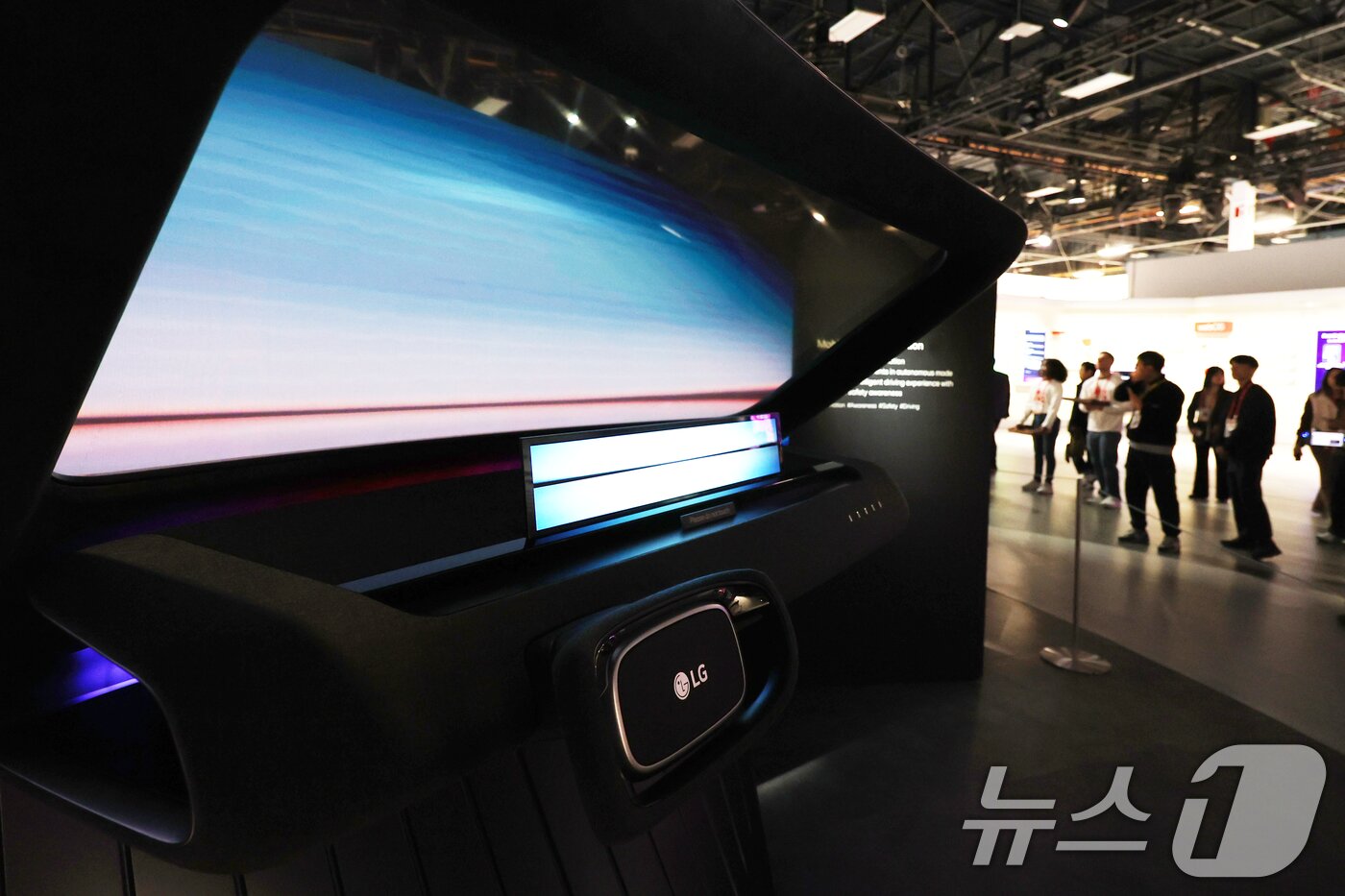 본문 이미지 - 세계 최대 IT(정보기술)·가전 전시회 'CES 2026' 개막을 하루 앞둔 5일(현지시간) 미국 네바다주 라스베이거스 컨벤션센터(LVCC)에서 열린 LG전자 사전 부스투어에서 관람객들이 부스를 둘러보고 있다. 2026.1.6/뉴스1 ⓒ News1 황기선 기자