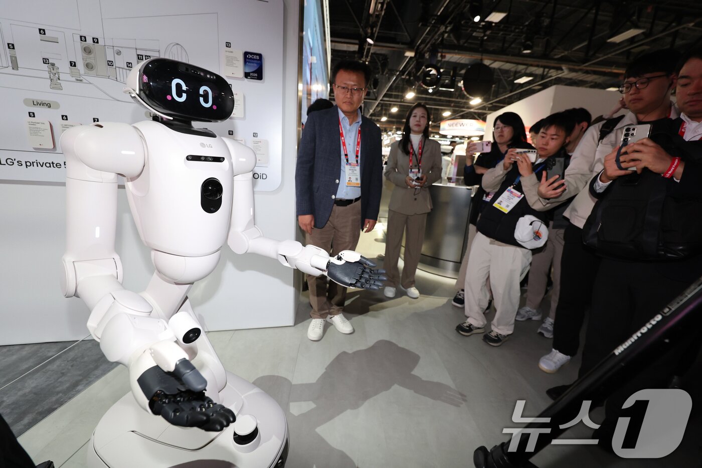 본문 이미지 - 세계 최대 IT(정보기술)·가전 전시회 'CES 2026' 개막을 하루 앞둔 5일(현지시간) 미국 네바다주 라스베이거스 컨벤션센터(LVCC)에서 열린 LG전자 사전 부스투어에서 AI 홈로봇 'LG 클로이드'가 관람객을 안내하고 있다. 2026.1.6/뉴스1 ⓒ News1 황기선 기자