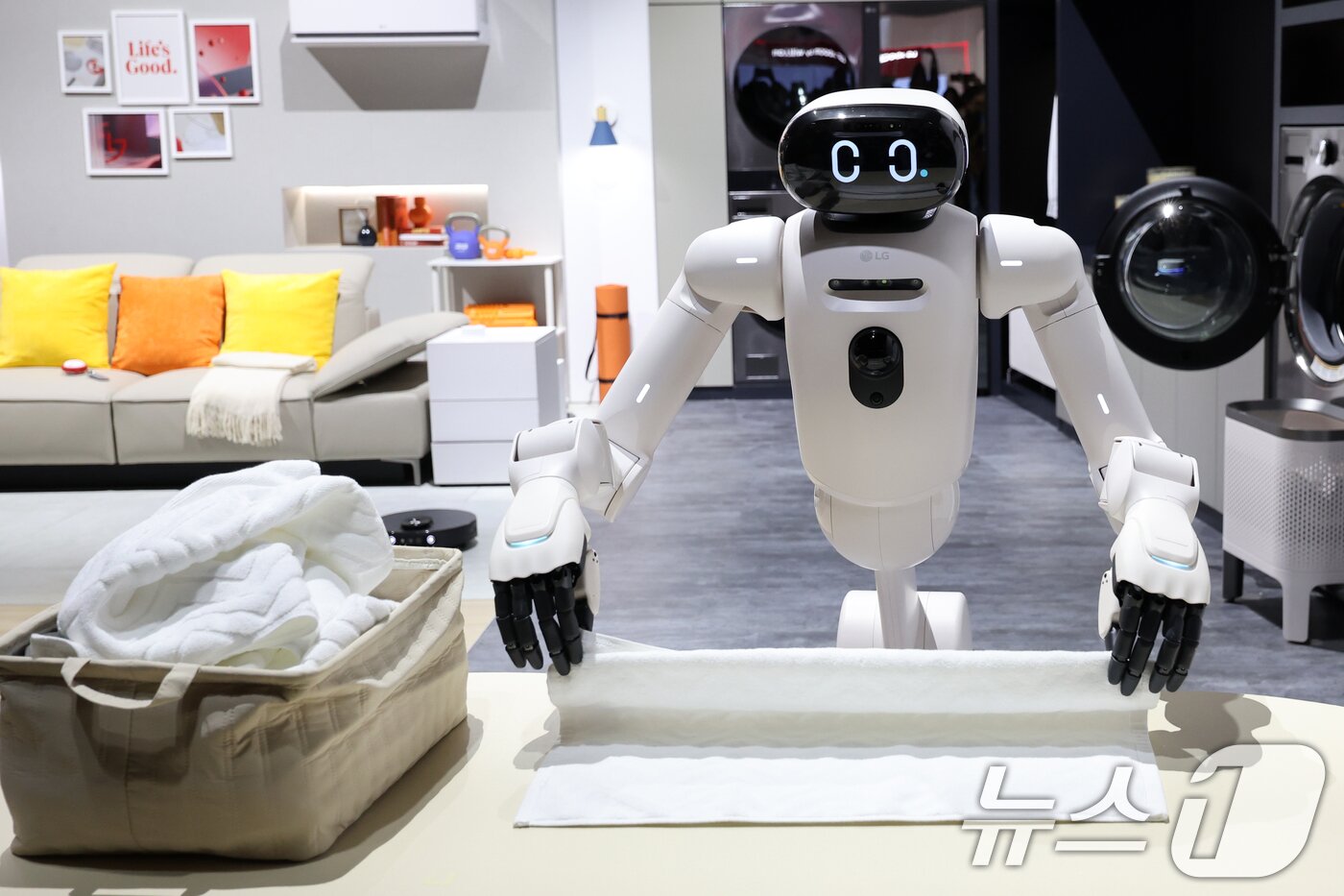 본문 이미지 - 세계 최대 IT(정보기술)·가전 전시회 'CES 2026' 개막을 하루 앞둔 5일(현지시간) 미국 네바다주 라스베이거스 컨벤션센터(LVCC)에서 열린 LG전자 사전 부스투어에서 AI 홈로봇 'LG 클로이드'가 세탁된 수건을 접고 있다. 2026.1.6/뉴스1 ⓒ News1 황기선 기자