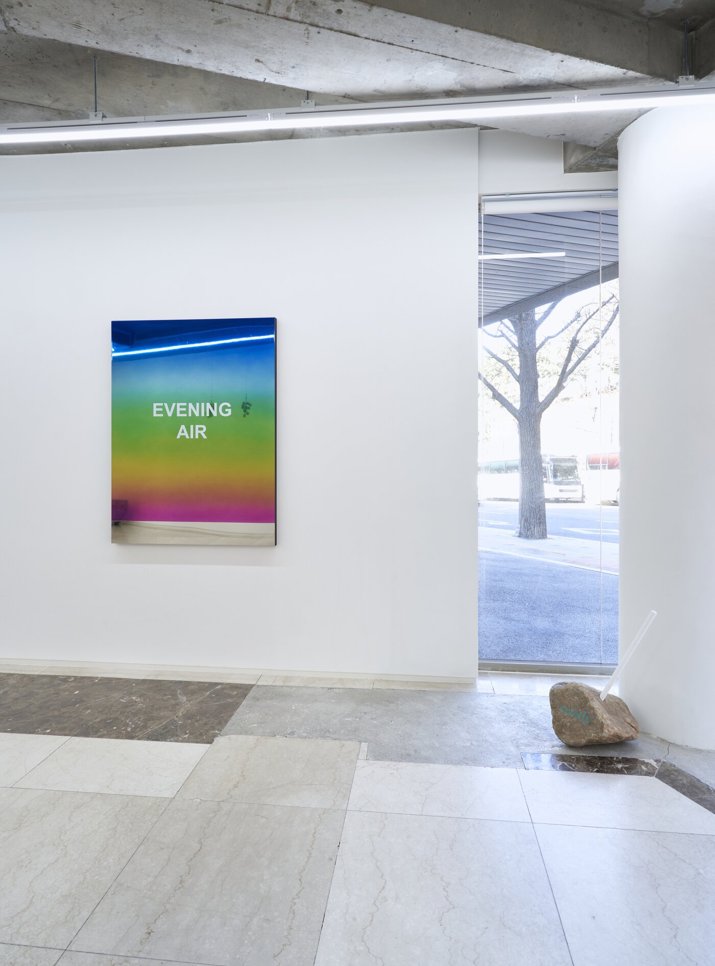 본문 이미지 - '중얼거리는 사물들'전 전시 전경 (눈 컨템포러리 제공)