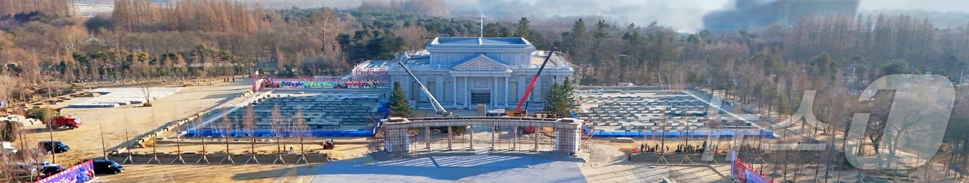 (평양 노동신문=뉴스1) = 북한 노동당 기관지 노동신문은 6일 "김정은 총비서가 지난 5일 당·정부 지도간부들과 함께 해외군사작전 전투위훈기념관건설장을 찾았다"라고 보도했다. 이 …