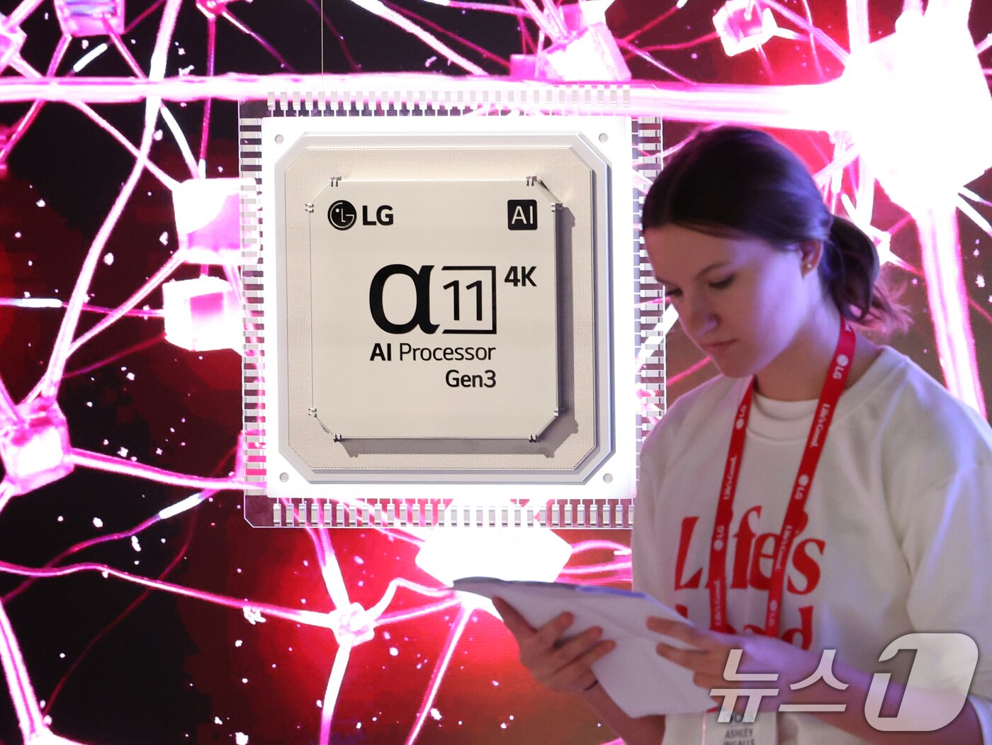본문 이미지 - 세계 최대 IT(정보기술)·가전 전시회 'CES 2026' 개막을 하루 앞둔 5일(현지시간) 미국 네바다주 라스베이거스 컨벤션센터(LVCC)에서 열린 LG전자 사전 부스투어에서 '알파11' AI프로세서가 진열돼 있다. 2026.1.6/뉴스1 ⓒ News1 황기선 기자