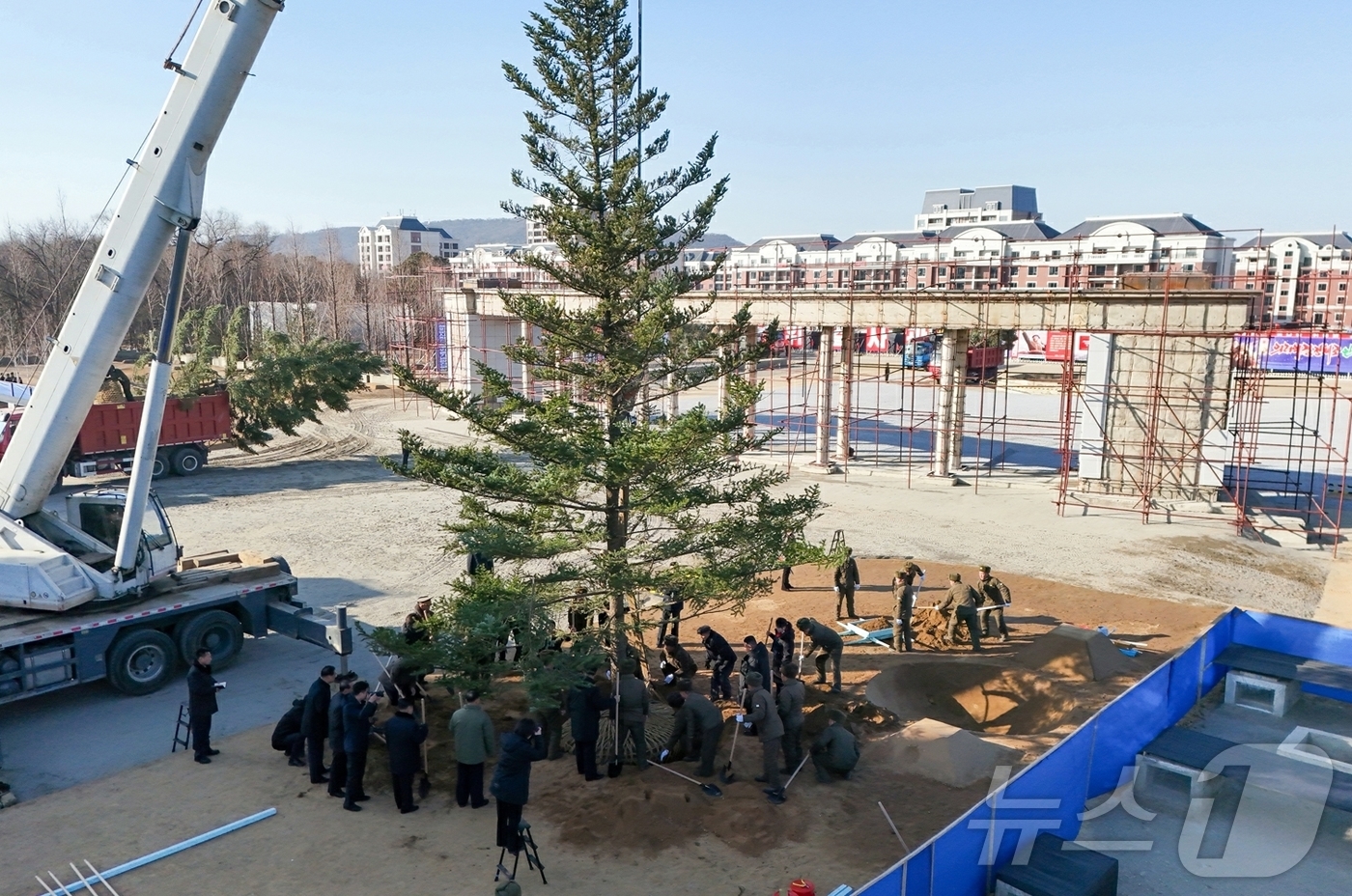 (평양 노동신문=뉴스1) = 북한 노동당 기관지 노동신문은 6일 "김정은 총비서가 지난 5일 당·정부 지도간부들과 함께 해외군사작전 전투위훈기념관건설장을 찾았다"라고 보도했다. 이 …