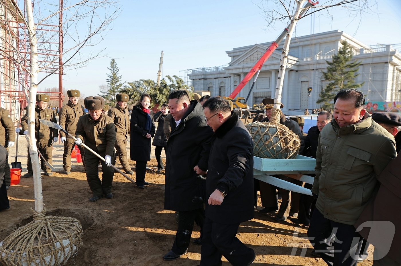 (평양 노동신문=뉴스1) = 북한 노동당 기관지 노동신문은 6일 "김정은 총비서가 지난 5일 당·정부 지도간부들과 함께 해외군사작전 전투위훈기념관건설장을 찾았다"라고 보도했다. 이 …