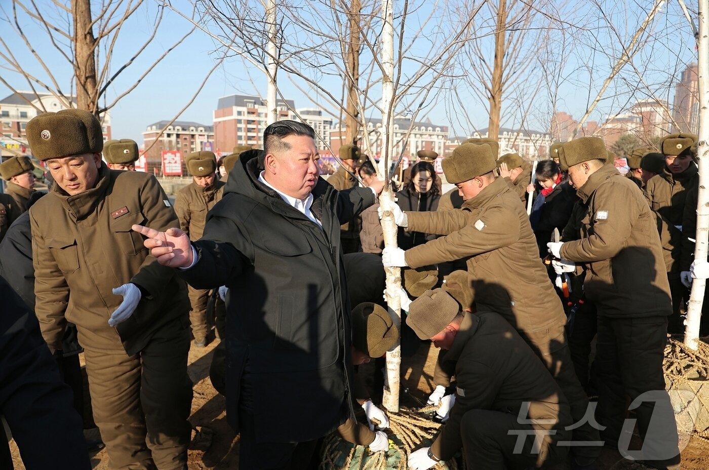 본문 이미지 - (평양 노동신문=뉴스1) = 김정은 북한 노동당 총비서가 지난 5일 러시아 파병군 추모 시설인 '전투위훈기념관' 건설장을 찾은 모습. [국내에서만 사용가능. 재배포 금지. DB 금지. For Use Only in the Republic of Korea. Redistribution Prohibited] rodongphoto@news1.kr