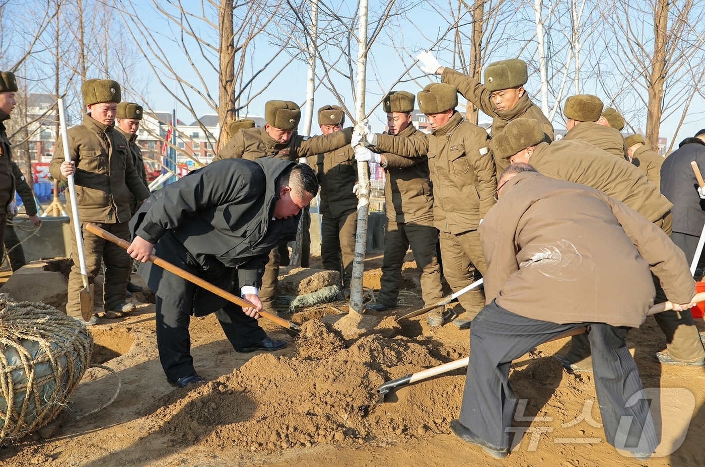 (평양 노동신문=뉴스1) = 북한 노동당 기관지 노동신문은 6일 "김정은 총비서가 지난 5일 당·정부 지도간부들과 함께 해외군사작전 전투위훈기념관건설장을 찾았다"라고 보도했다. 이 …
