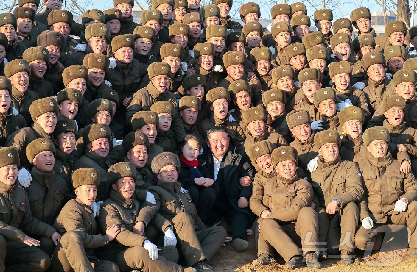 본문 이미지 - (평양 노동신문=뉴스1) = 김정은 북한 노동당 총비서가 올해 초  딸 주애와 함께 해외군사작전 전투위훈기념관건설장을 찾은 모습. [국내에서만 사용가능. 재배포 금지. DB 금지. For Use Only in the Republic of Korea. Redistribution Prohibited] rodongphoto@news1.kr