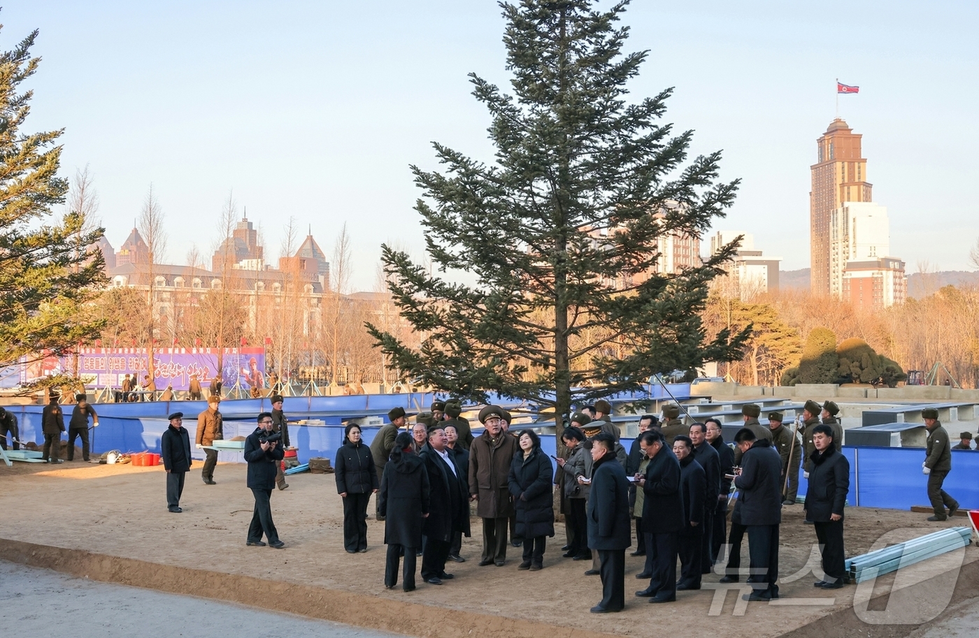 (평양 노동신문=뉴스1) = 북한 노동당 기관지 노동신문은 6일 "김정은 총비서가 지난 5일 당·정부 지도간부들과 함께 해외군사작전 전투위훈기념관건설장을 찾았다"라고 보도했다. 이 …