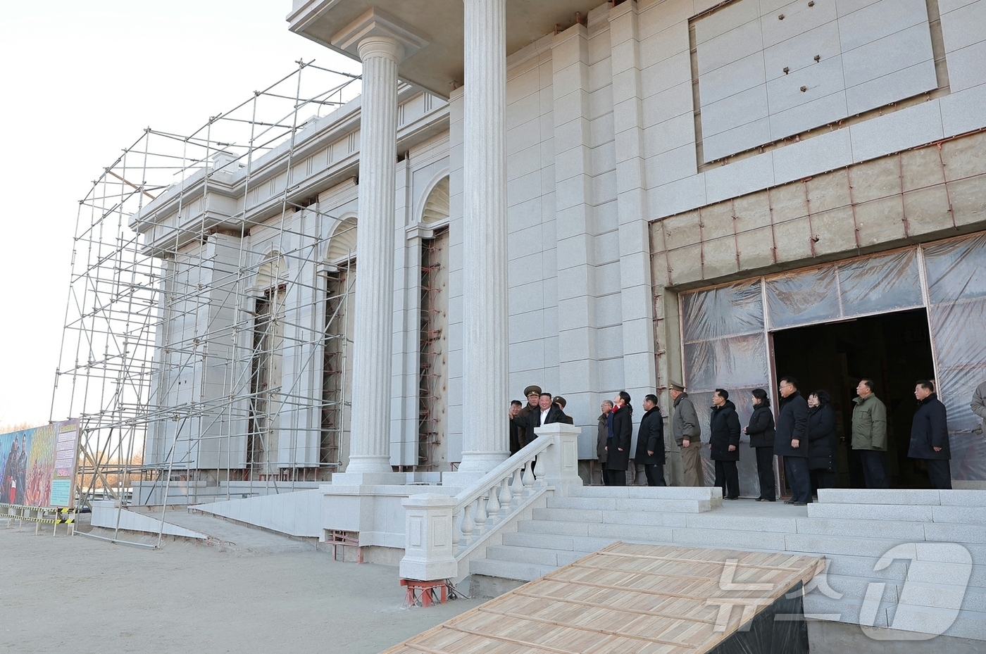 (평양 노동신문=뉴스1) = 북한 노동당 기관지 노동신문은 6일 "김정은 총비서가 지난 5일 당·정부 지도간부들과 함께 해외군사작전 전투위훈기념관건설장을 찾았다"라고 보도했다. 이 …