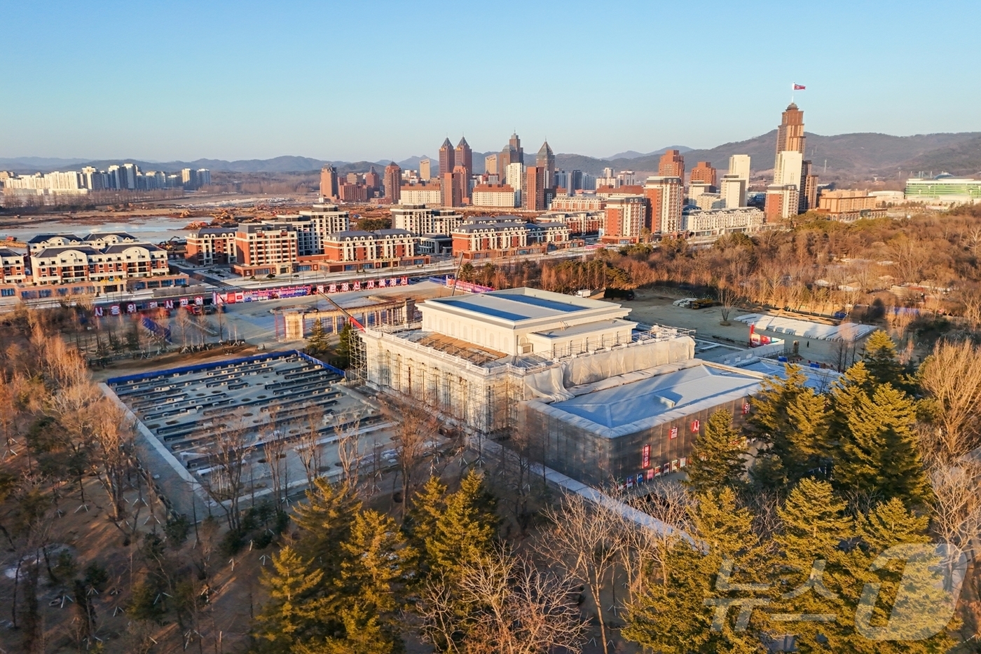 (평양 노동신문=뉴스1) = 북한 노동당 기관지 노동신문은 6일 "김정은 총비서가 지난 5일 당·정부 지도간부들과 함께 해외군사작전 전투위훈기념관건설장을 찾았다"라고 보도했다. 이 …