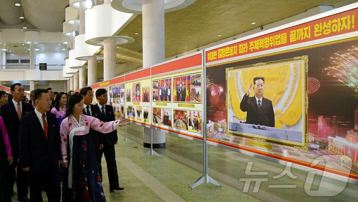 (평양 노동신문=뉴스1) = 북한 노동당 기관지 노동신문은 6일 김정은 당 총비서의 업적을 보여주는 중앙사진전람회 '우리식 사회주의전면적발전의 장엄한 격변기를 열어주시어'가 평양에 …