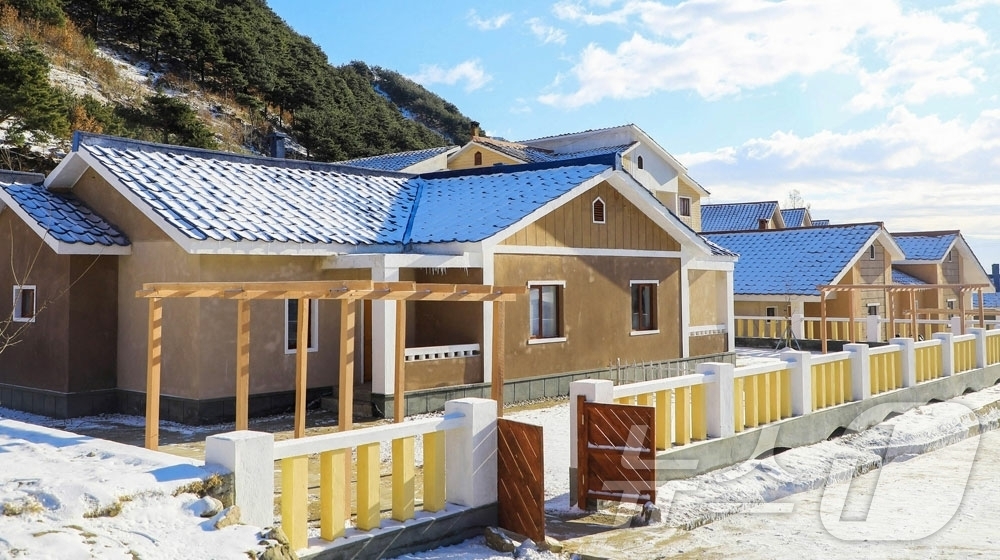 (평양 노동신문=뉴스1) = 북한 노동당 기관지 노동신문은 6일 단천시와 요덕군 등 농촌 일대에서 살림집(주택) 입사모임이 개최됐다고 보도했다. [국내에서만 사용가능. 재배포 금지 …