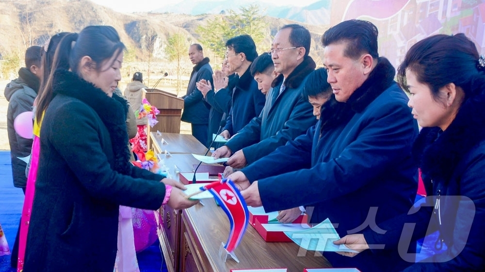 (평양 노동신문=뉴스1) = 북한 노동당 기관지 노동신문은 6일 단천시와 요덕군 등 농촌 일대에서 살림집(주택) 입사모임이 개최됐다고 보도했다. [국내에서만 사용가능. 재배포 금지 …