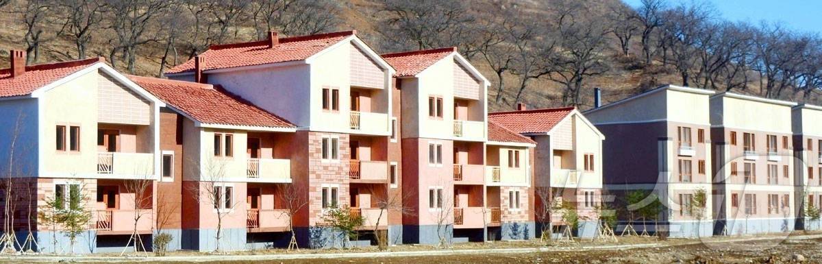 (평양 노동신문=뉴스1) = 북한 노동당 기관지 노동신문은 6일 단천시와 요덕군 등 농촌 일대에서 살림집(주택) 입사모임이 개최됐다고 보도했다. [국내에서만 사용가능. 재배포 금지 …