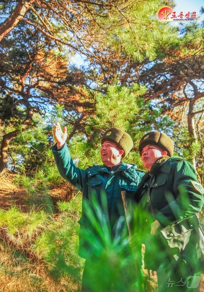 (평양 노동신문=뉴스1) = 북한 노동당 기관지 노동신문은 6일 만경대구역산림경영소 종업원들을 조명하며 "자기 손으로 고향산천을 아름답게 가꾸어간다는 긍지가 얼굴마다 비껴있다"고 …