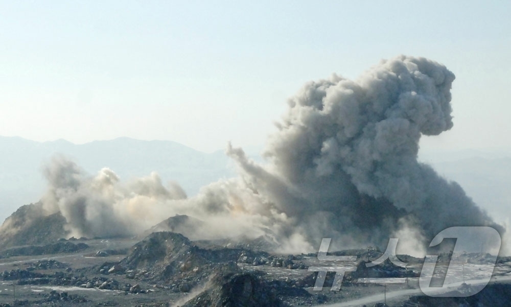 (평양 노동신문=뉴스1) = 북한 노동당 기관지 노동신문은 6일 순천석회석광산을 조명하며 9차 당 대회를 앞두고 '증산 투쟁'을 강조했다. [국내에서만 사용가능. 재배포 금지. D …