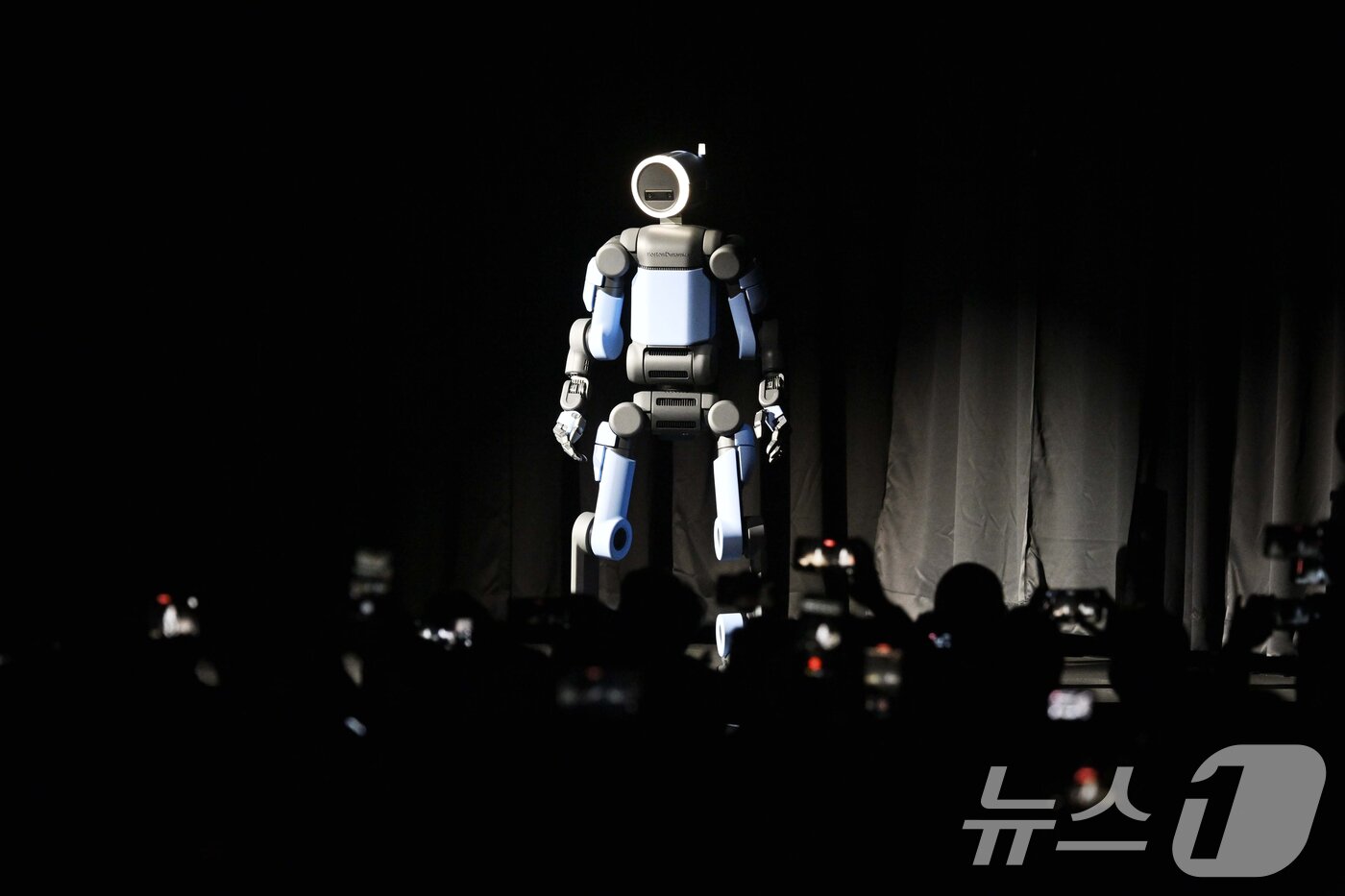 본문 이미지 - 세계 최대 가전·정보기술(IT) 전시회 'CES 2026' 개막을 하루 앞둔 5일(현지시간) 미국 네바다주 라스베이거스 만달레이베이에서 열린 현대차그룹 프레스 컨퍼런스에서 차세대 전동식 아틀라스 개발형 모델이 공개되고 있다. (공동취재) 2026.1.6/뉴스1 ⓒ News1 황기선 기자