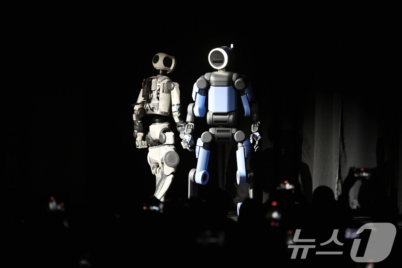 본문 이미지 - 세계 최대 가전·정보기술(IT) 전시회 'CES 2026' 개막을 하루 앞둔 5일(현지시간) 미국 네바다주 라스베이거스 만달레이베이에서 열린 현대차그룹 프레스 컨퍼런스에서 차세대 전동식 아틀라스 시제품(왼쪽)과 아틀라스 개발형 모델이 무대에 공개돼 있다. (공동취재) 2026.1.6/뉴스1 ⓒ News1 황기선 기자