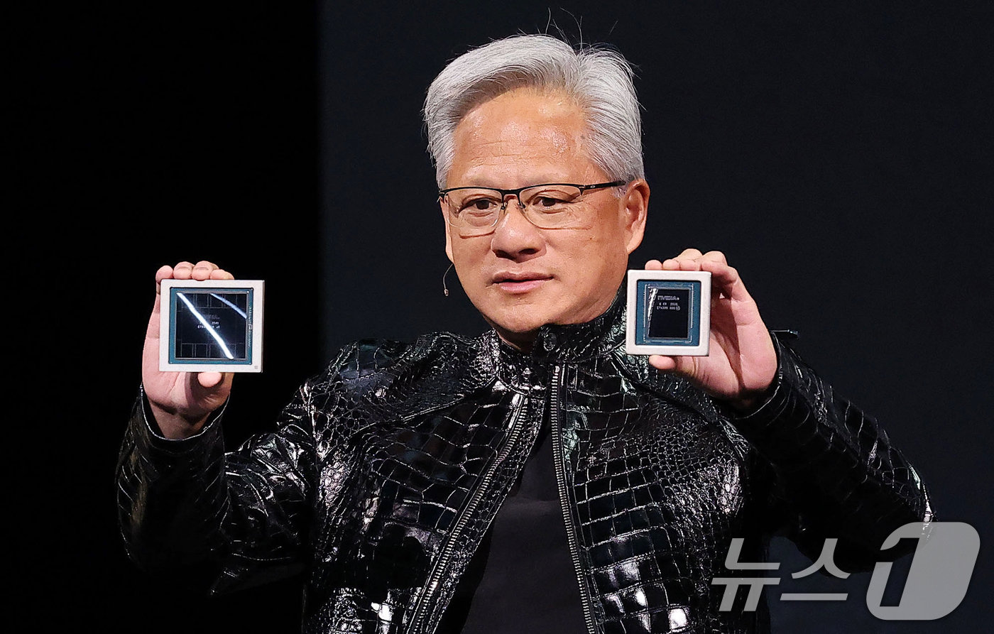(라스베이거스(미국)=뉴스1) 황기선 기자 = 젠슨 황 엔비디아 최고경영자(CEO)가 5일(현지시간) 미국 네바다주 라스베이거스 퐁텐블루에서 열린 엔비디아 CES 2026 라이브에 …