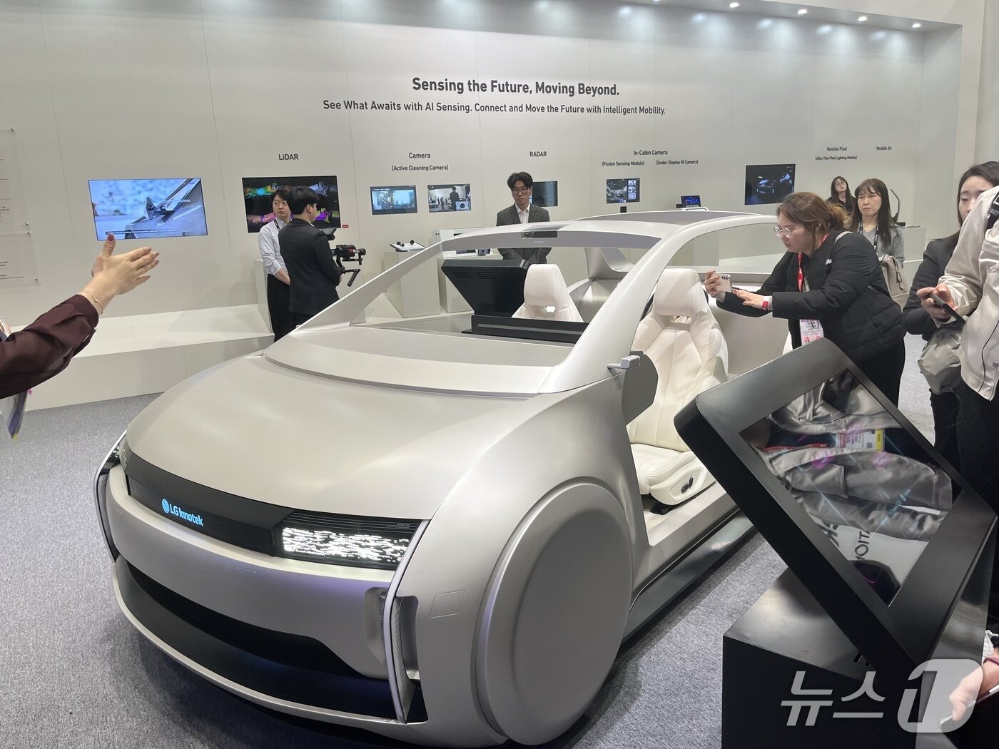 본문 이미지 - 5일(현지시간) 미국 라스베이거스 LVCC 웨스트홀에 마련된 LG이노텍 부스에 전시된 차량 모습.ⓒ 뉴스1