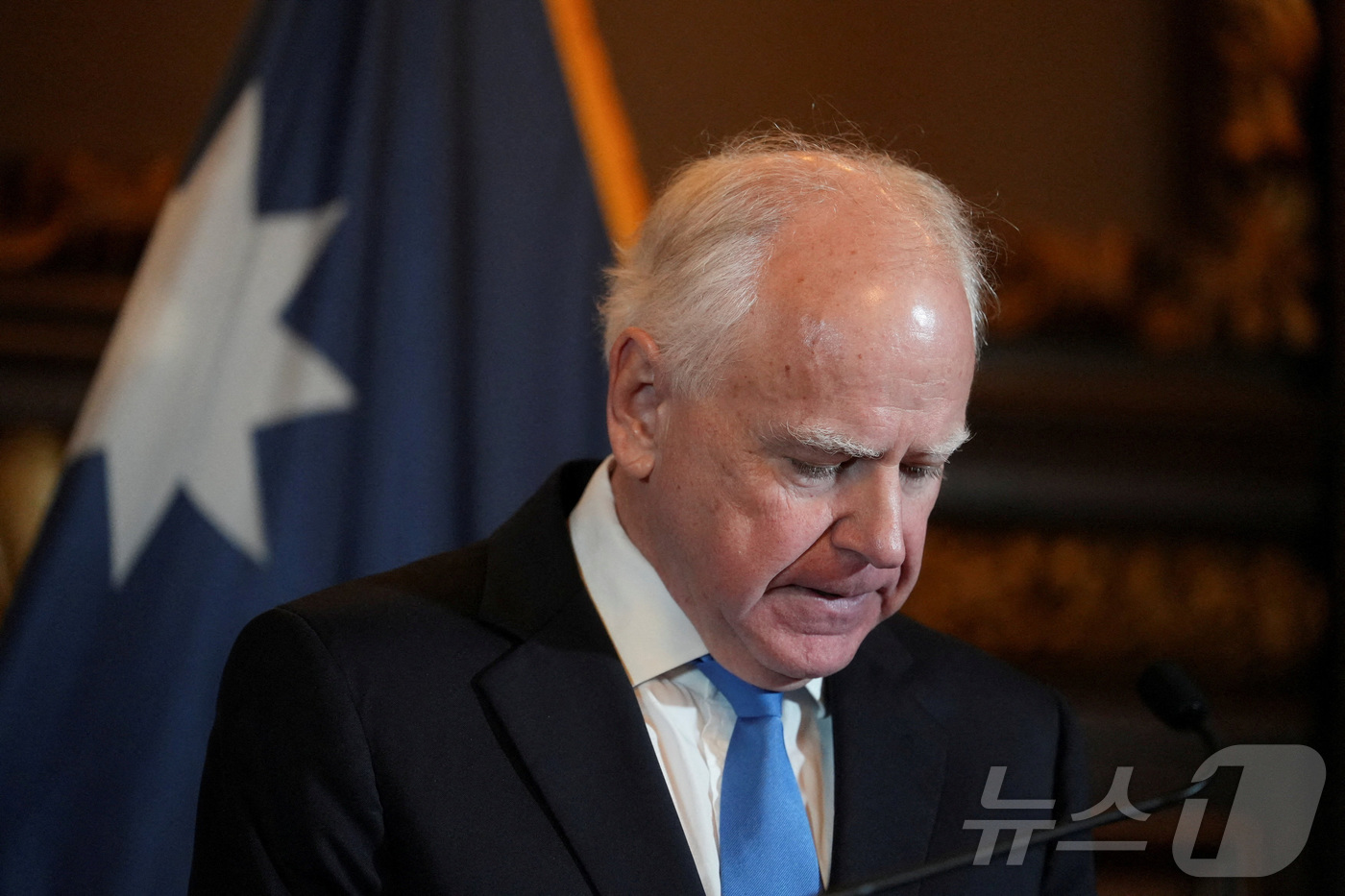 (세인트폴 로이터=뉴스1) 김지완 기자 = 5일(현지시간) 팀 월즈 미네소타 주지사가 미네소타주 세인트폴의 주의회 의사당에서 기자회견을 갖고 3선 출마를 포기한다는 뜻을 밝히고 있 …