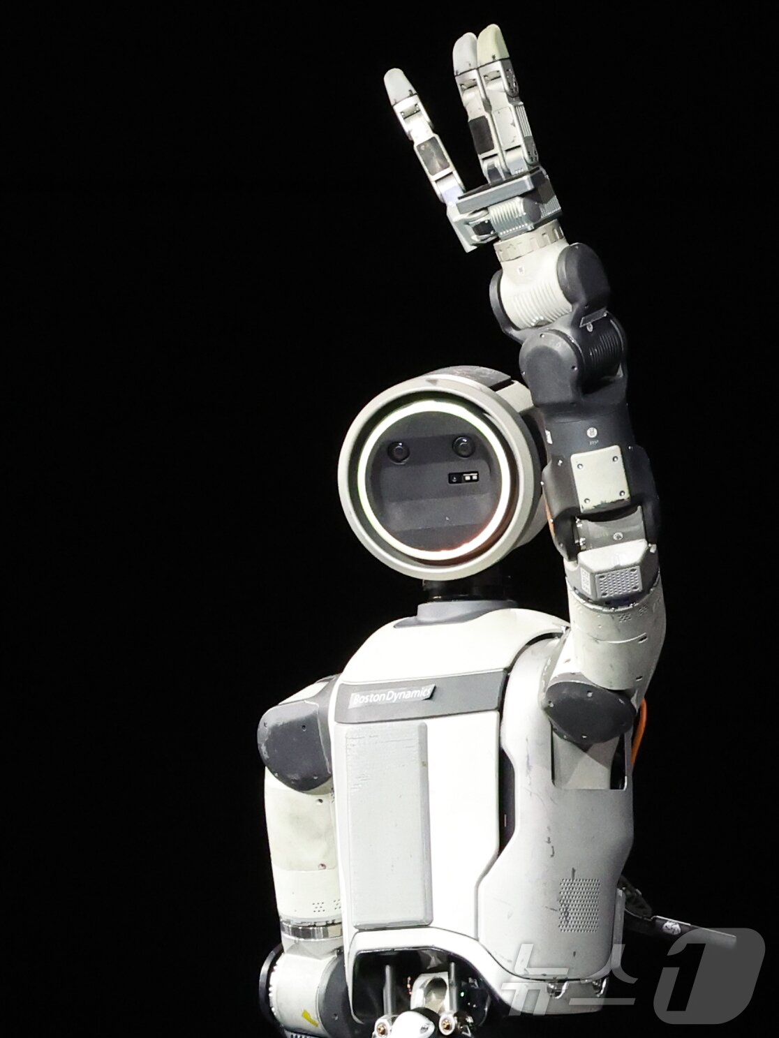 본문 이미지 - 세계 최대 가전·정보기술(IT) 전시회 'CES 2026' 개막을 하루 앞둔 5일(현지시간) 미국 네바다주 라스베이거스 만달레이베이에서 열린 현대차그룹 프레스 컨퍼런스에서 휴머노이드 로봇 아틀라스 시제품이 관객들에게 인사하고 있다. 2026.1.6/뉴스1 ⓒ News1 황기선 기자