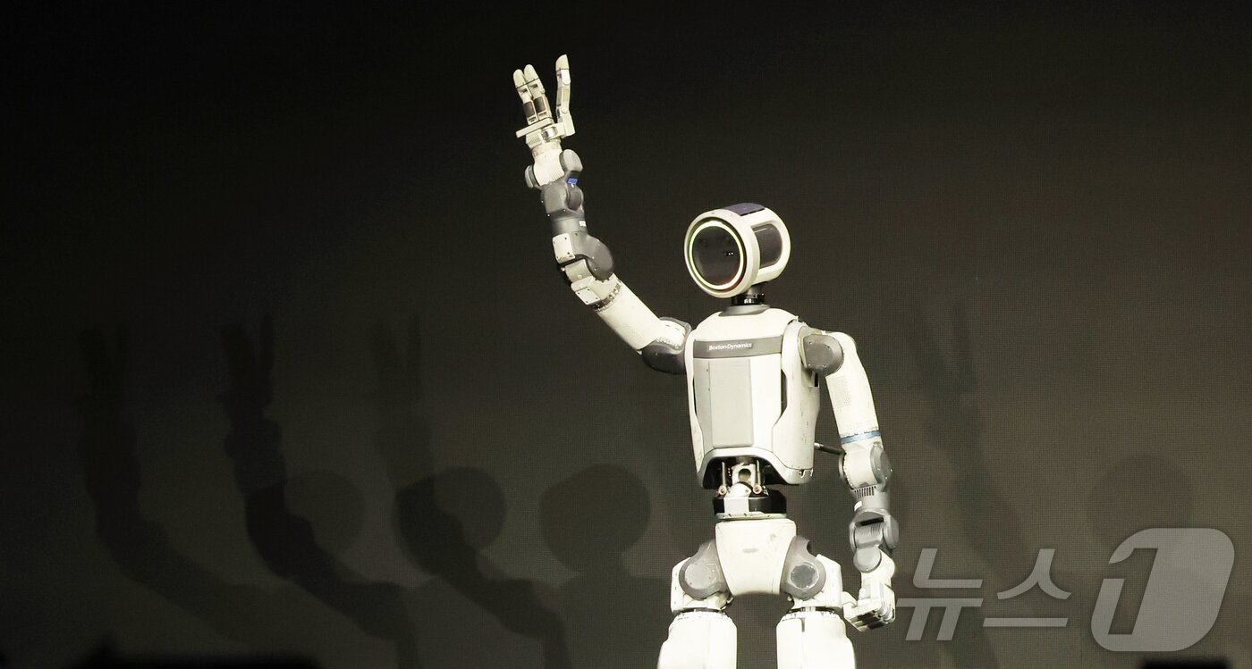 본문 이미지 - 세계 최대 가전·정보기술(IT) 전시회 'CES 2026' 개막을 하루 앞둔 5일(현지시간) 미국 네바다주 라스베이거스 만달레이베이에서 열린 현대차그룹 프레스 컨퍼런스에서 휴머노이드 로봇 아틀라스 시제품이 관객들에게 인사하고 있다. 2026.1.6/뉴스1 ⓒ News1 황기선 기자