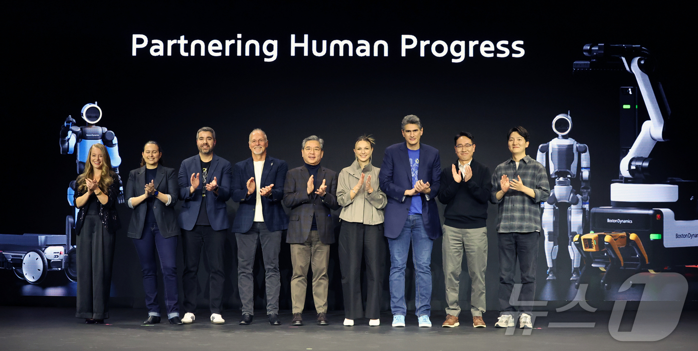 (라스베이거스=뉴스1) 황기선 기자 = 장재훈 현대차 부회장이 5일(현지시간) 미국 네바다주 라스베이거스 만달레이베이에서 열린 CES2026 현대차그룹 프레스 컨퍼런스에서 발표자들 …