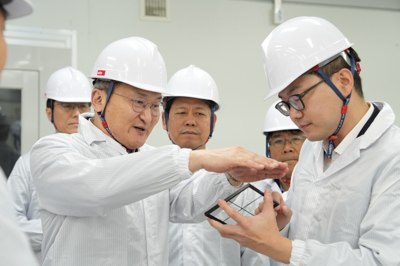 본문 이미지 - 이석희 SK온 사장(가운데)이 5일 대전 대덕구 스탠다드에너지 생산동에서 김부기 스탠다드에너지 대표(오른쪽)로부터 바나듐이온배터리(VIB)에 대한 설명을 듣고 있다(SK온 제공). 2026.01.05.