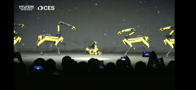 본문 이미지 - 세계 최대 가전·정보기술(IT) 전시회 'CES 2026' 개막을 하루 앞둔 5일(현지시간) 미국 네바다주 라스베이거스 만달레이베이에서 열린 현대차그룹 프레스 컨퍼런스에서 사족보행 로봇 '스팟'이 화려한 춤을 선보이고 있다. (유튜브 캡쳐)