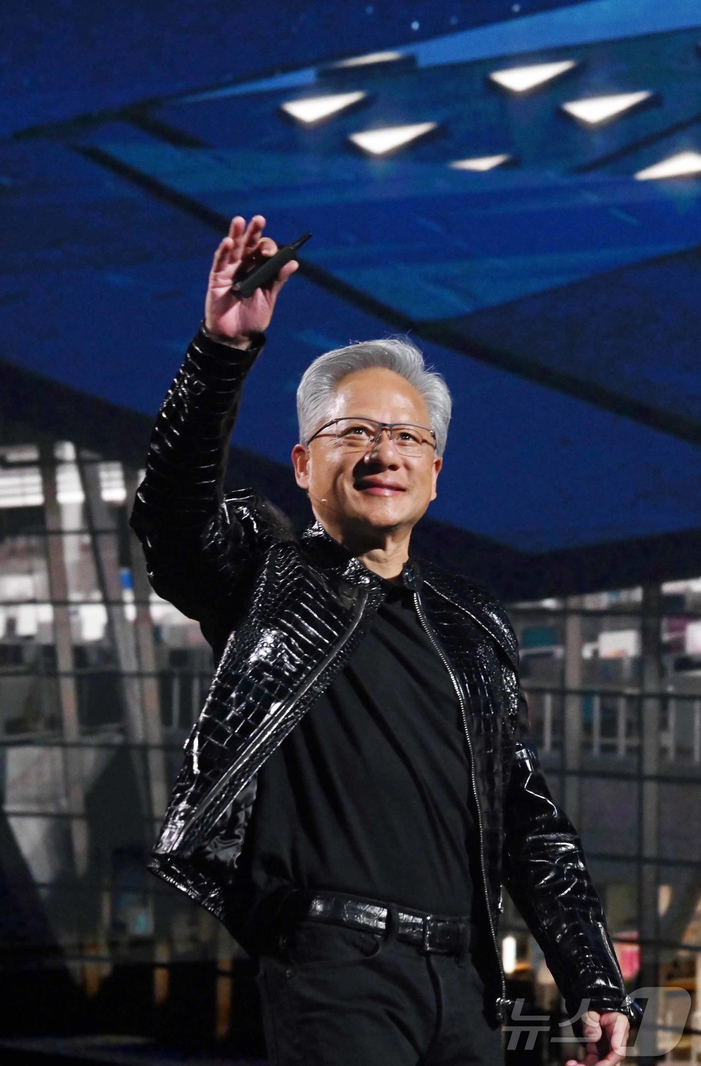 (라스베이거스=뉴스1) 황기선 기자 = 젠슨 황 엔비디아 최고경영자(CEO)가 5일(현지시간) 미국 네바다주 라스베이거스 퐁텐블루에서 열린 엔비디아 CES 2026 라이브에서 특별 …