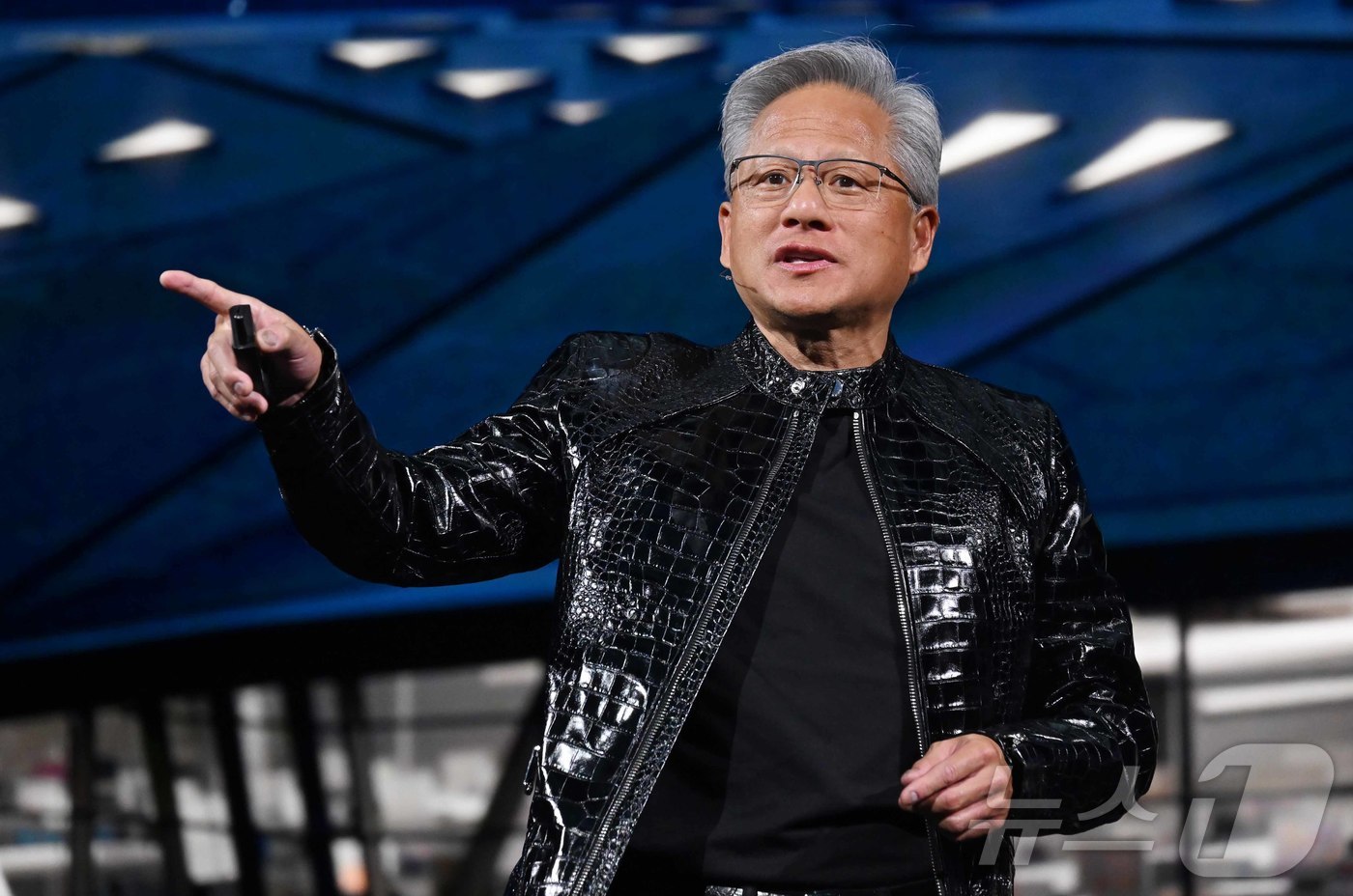 (라스베이거스=뉴스1) 황기선 기자 = 젠슨 황 엔비디아 최고경영자(CEO)가 5일(현지시간) 미국 네바다주 라스베이거스 퐁텐블루에서 열린 엔비디아 CES 2026 라이브에서 특별 …