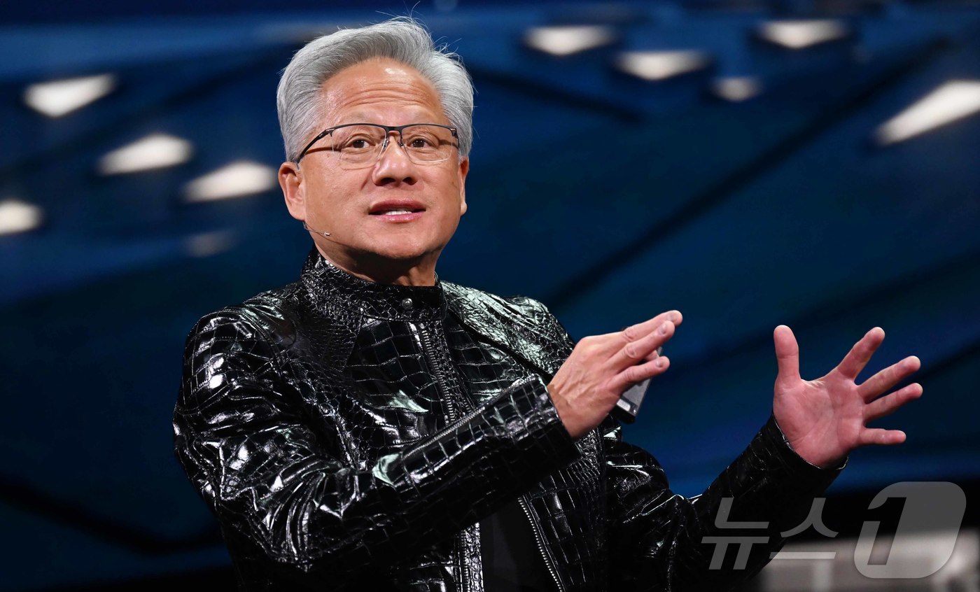 (라스베이거스=뉴스1) 황기선 기자 = 젠슨 황 엔비디아 최고경영자(CEO)가 5일(현지시간) 미국 네바다주 라스베이거스 퐁텐블루에서 열린 엔비디아 CES 2026 라이브에서 특별 …
