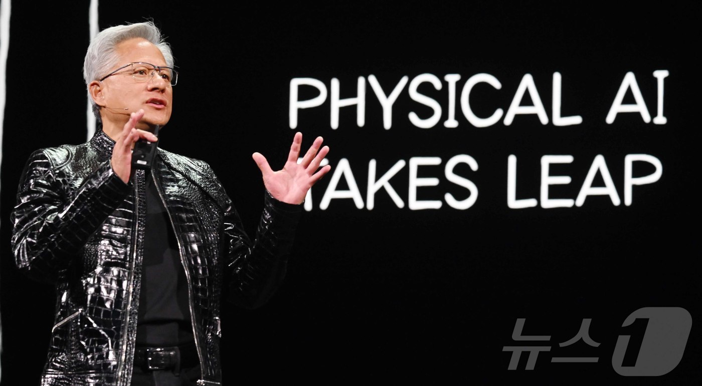 (라스베이거스=뉴스1) 황기선 기자 = 젠슨 황 엔비디아 최고경영자(CEO)가 5일(현지시간) 미국 네바다주 라스베이거스 퐁텐블루에서 열린 엔비디아 CES 2026 라이브에서 특별 …