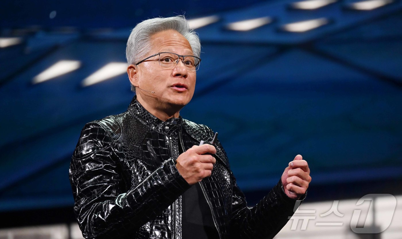 (라스베이거스=뉴스1) 황기선 기자 = 젠슨 황 엔비디아 최고경영자(CEO)가 5일(현지시간) 미국 네바다주 라스베이거스 퐁텐블루에서 열린 엔비디아 CES 2026 라이브에서 특별 …