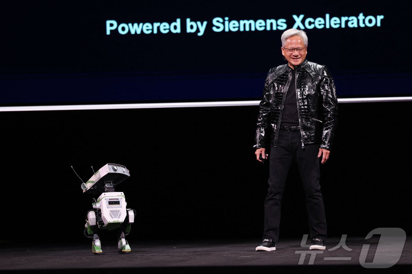 본문 이미지 - 젠슨 황 엔비디아 CEO. US-AI-TECH-COMPUTERS-TELECOM ⓒ AFP=뉴스1