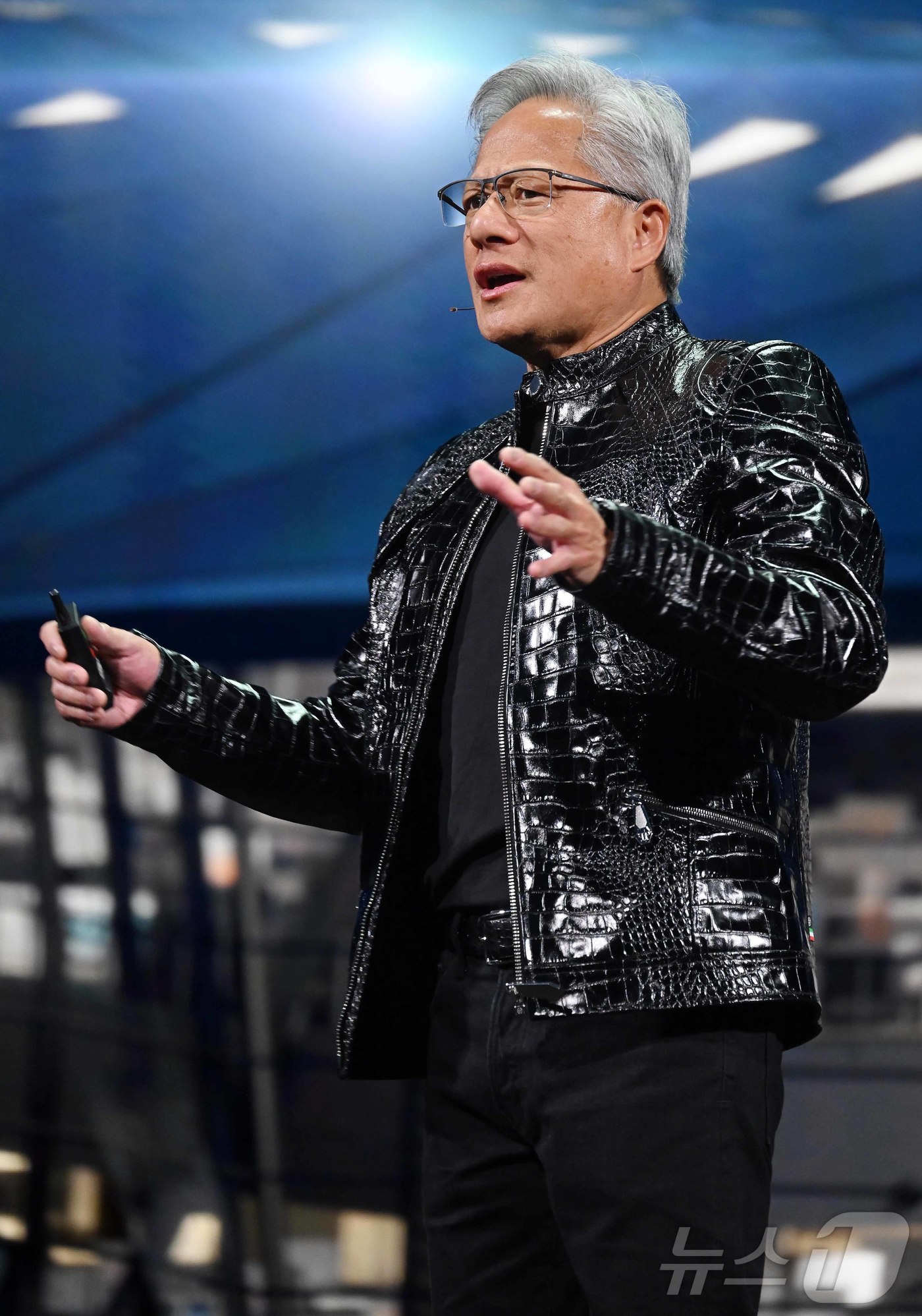 (라스베이거스=뉴스1) 황기선 기자 = 젠슨 황 엔비디아 최고경영자(CEO)가 5일(현지시간) 미국 네바다주 라스베이거스 퐁텐블루에서 열린 엔비디아 CES 2026 라이브에서 특별 …