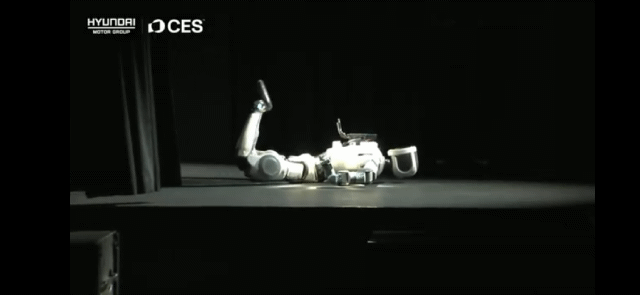 본문 이미지 - 세계 최대 가전·정보기술(IT) 전시회 'CES 2026' 개막을 하루 앞둔 5일(현지시간) 미국 네바다주 라스베이거스 만달레이베이에서 열린 현대차그룹 프레스 컨퍼런스에서 차세대 전동식 아틀라스 시제품(왼쪽)과 아틀라스 개발형 모델이 무대에 공개되고 있다. (유튜브 캡처)