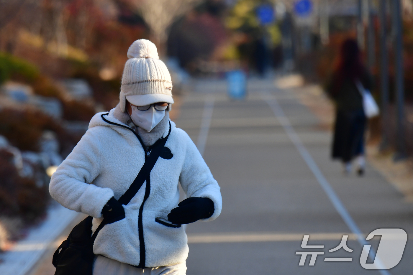 (포항=뉴스1) 최창호 기자 = 6일 경북 포항시 남구 대장동 철길 숲 도로에서 두터운 방한복 차림의 시민들이 걸어가고 있다. 2026.1.6/뉴스1